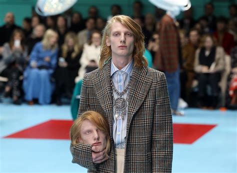 gucci sfilata con le teste delle modelle in mano